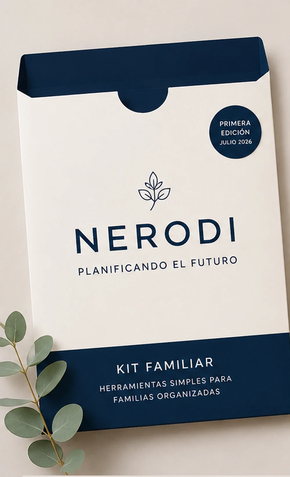 El Kit Familiar Nerodi: una carpeta color hueso con banda azul profundo, junto a una rama de eucalipto.
